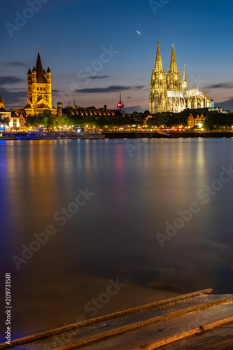 Kölner Dom - Panorama mit der Hohenzollernbrücke bei Nacht und blauer Stunde