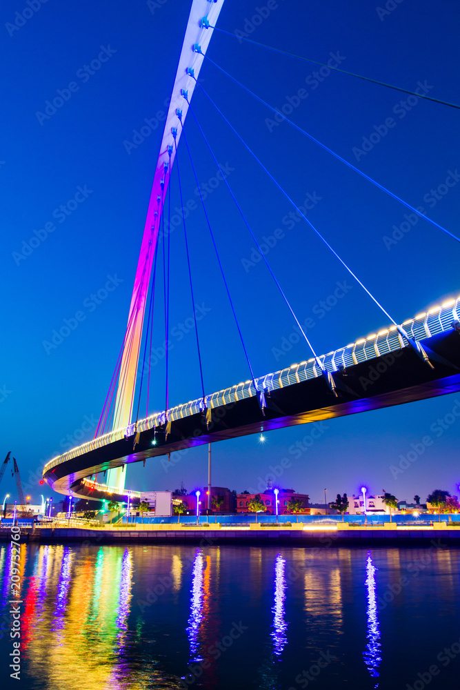 Obraz premium Dubai water canal bridge at night