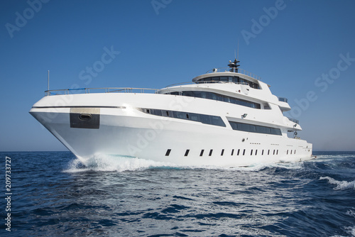 Obraz na plátně Luxury private motor yacht sailing at sea
