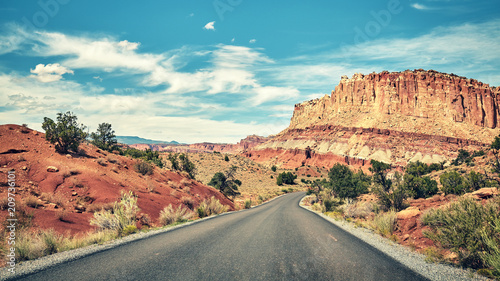 Fototapeta Retro stonowana malownicza droga w Capitol rafy parku narodowym, Utah, usa.