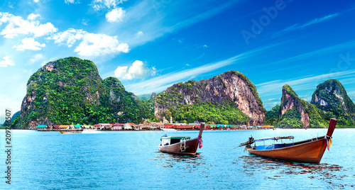 Paisaje id  lico de playas y costas de Tailandia.Islas y mar de Phuket. Viajes de aventura y ensue  o