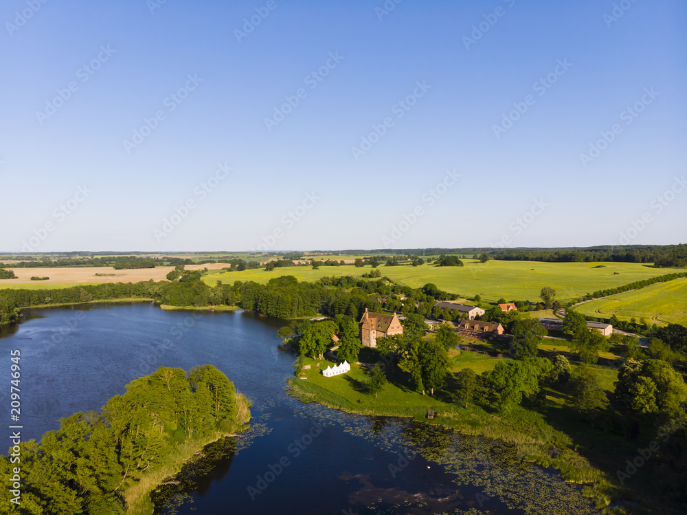 Deutschland,Mecklenburg-Vorpommern , Waren ( Müritz)  Gemeinde Moltzow, Landkreis Mecklenburgische Seenplatte, Schwinkendorf , Ulrichshuser See,  Schloss Ulrichshusen, Luftaufnahme