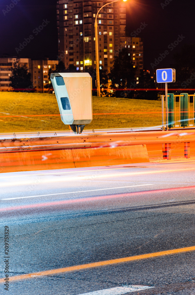 Foto de Stationary Car Speed Radar Near a Highway Road. Night Road