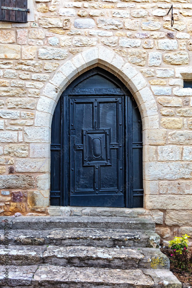 Vieille porte médiévale en bois dans un mur de pierre