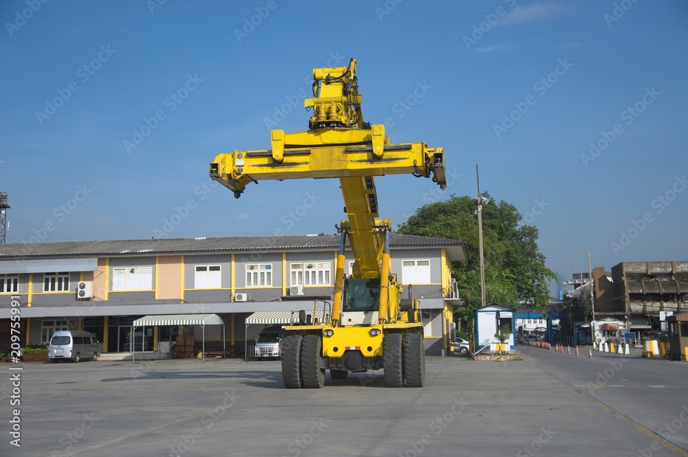 Forklift trucks container handlers, storage facilities to prepare the work. Forklift trucks container handlers, storage facilities to prepare the work.