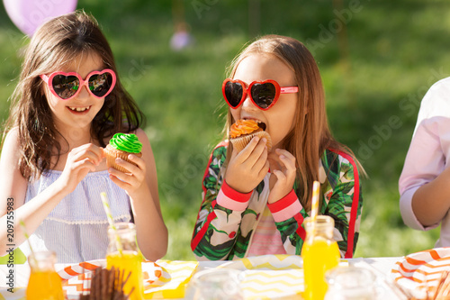 Foto holidays, childhood and celebration concept - happy kids in sunglasses sitting a