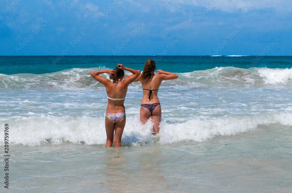 Girls in the Waves Girls in the Waves