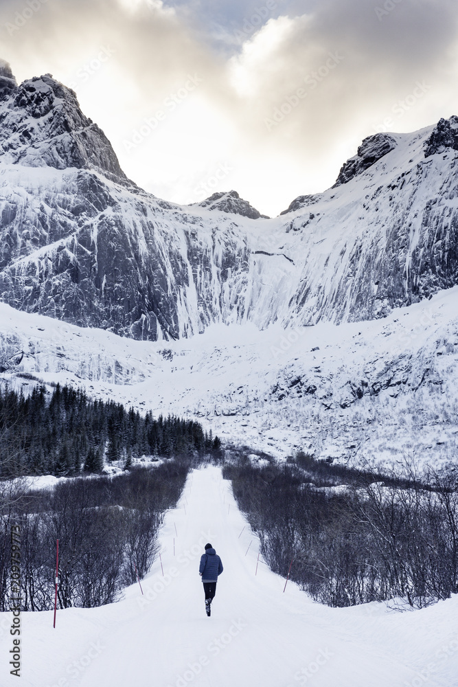 Naklejka premium Wandern im Winter Landschaft in die Berge im Schnee in Norwegen kalte Antarktis, 