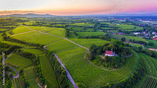 Abendstimmung und Sonnenuntergang über Weinberg im Schwarzwald mit Kapelle