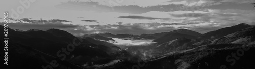 Panoramic and black and white landscape - Panorâmica e bela paisagem em preto e branco