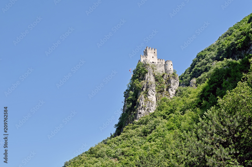 Südtirol, oberhalb Salurn, Burg Haderburg auf einem steilen Kalkstein Felsen