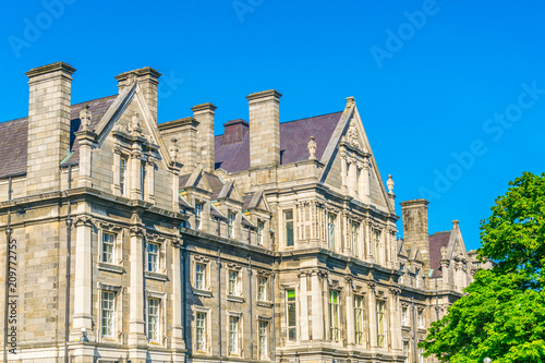 Canvas Print View of a building on the parliament square inside of the trinity college campus