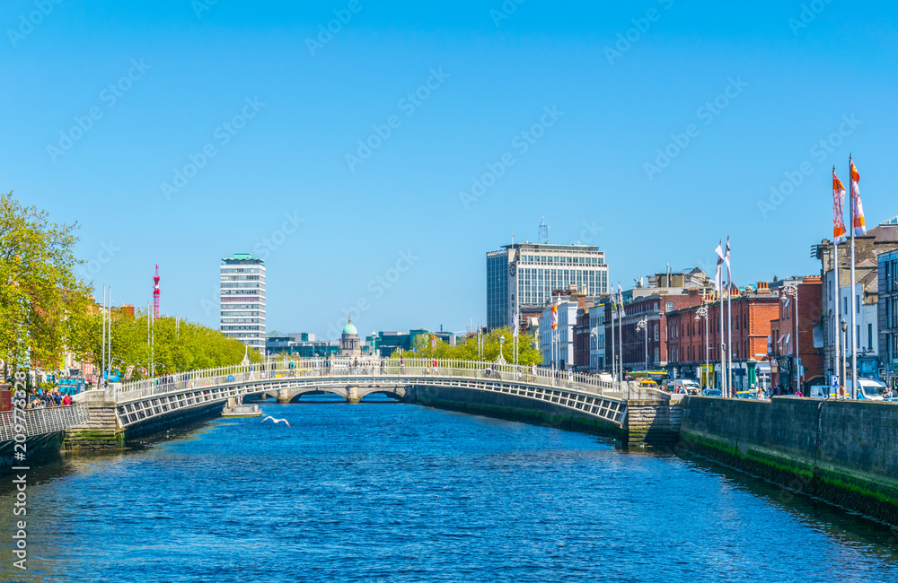 Obraz premium Riverside of Liffey w Dublinie, Irlandia