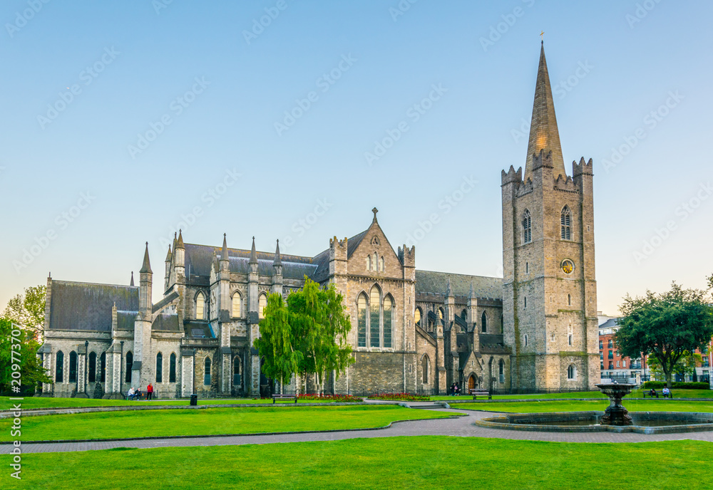 Naklejka premium Nocny widok na katedrę św. Patryka w Dublinie, Irlandia