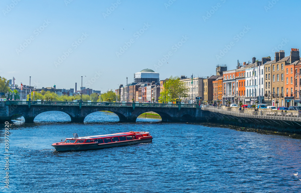 Naklejka premium Riverside of Liffey w Dublinie, Irlandia