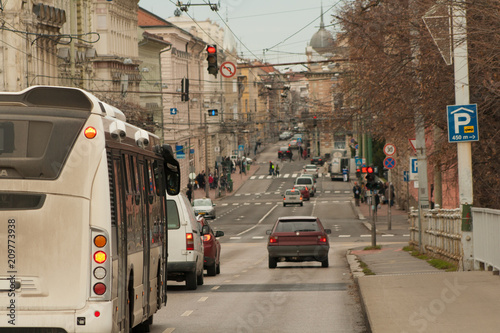 Szene im täglichen Straßenverkehr in Szeged, einer schönen Stadt in Südeuropa, Ungarn