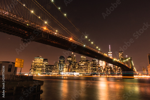 Fototapeta Naklejka Na Ścianę i Meble -  New York ponte luci grattacieli