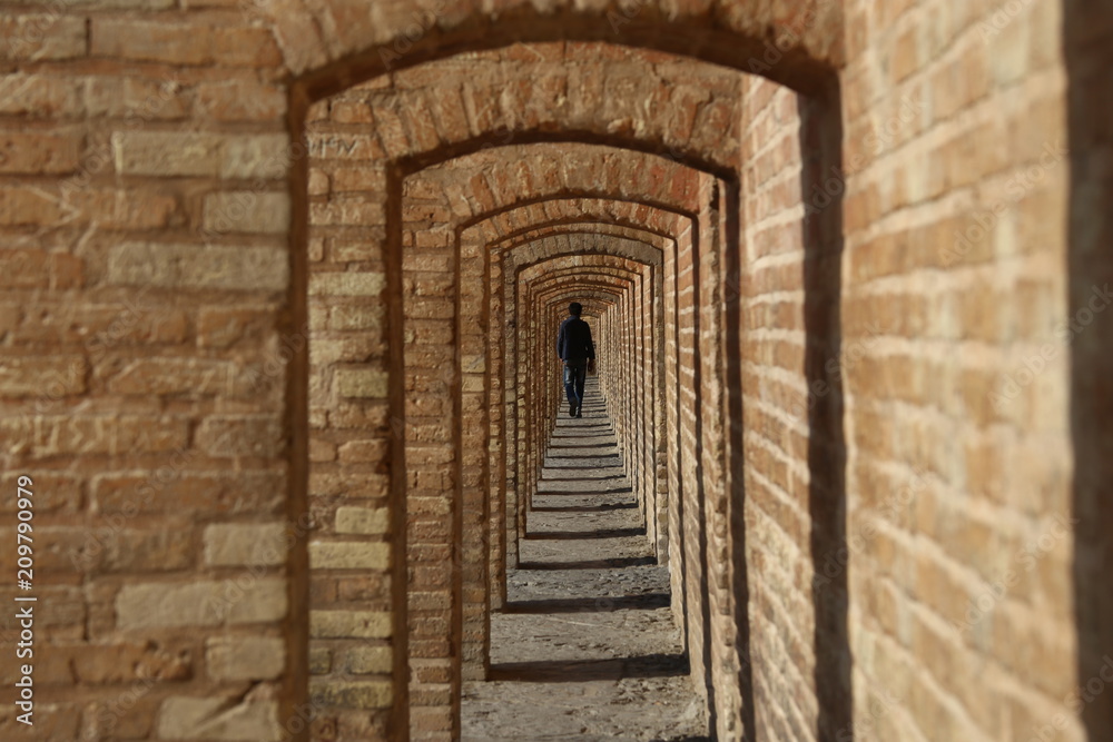 Seitengang der 33-Bogen-Brücke in Isfahan