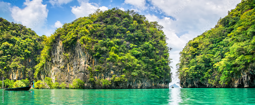 Fototapeta premium Amazing view of lagoon in Koh Hong island from kayak. Location: Koh Hong island, Krabi, Thailand, Andaman Sea. Artistic picture. Beauty world.