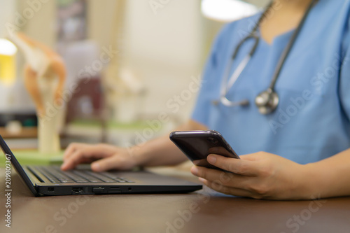 Orthopedic surgeons are looking at appointments for patients who require knee replacement surgery in a mobile phone. To plan for postoperative treatment and to allow patients to live normally.