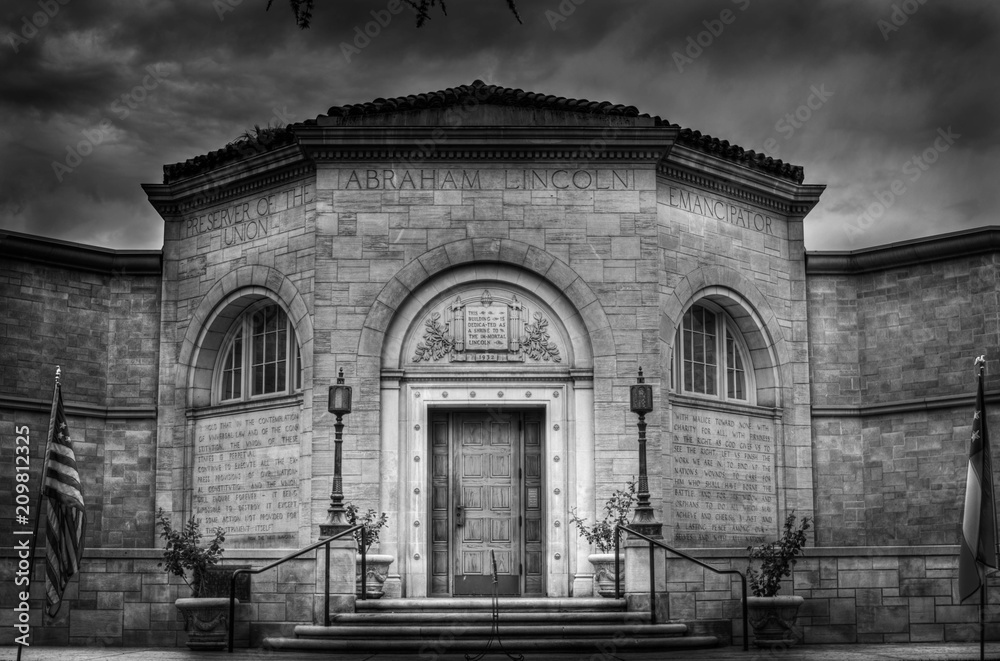 Fototapeta premium Black and white memorial building