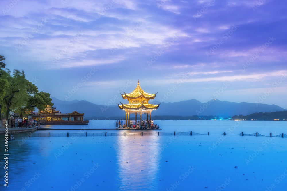 Obraz premium The beautiful landscape of West Lake, Hangzhou