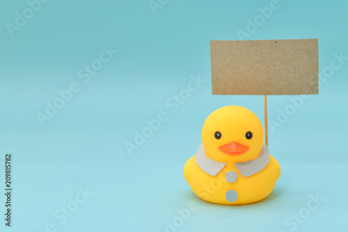 Fotografie Feedback concept, rubber ducks are holding blank signboard.