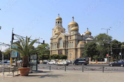 Architecture, building, building exterior, built structure, car, City, Clear sky, day, dome, incidental people, land vehicle, mode of transportation, motor vehicle, Nature, outdoors, Plant, Road, sky, photo