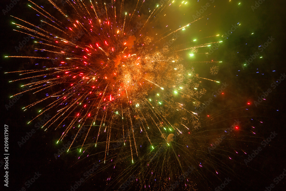 Obraz premium Red, orange and green fireworks