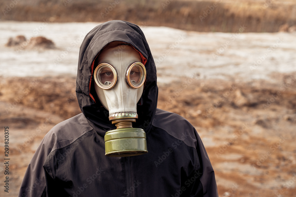 Experts analyze the water in a contaminated environment. Experts analyze the water in a contaminated environment.