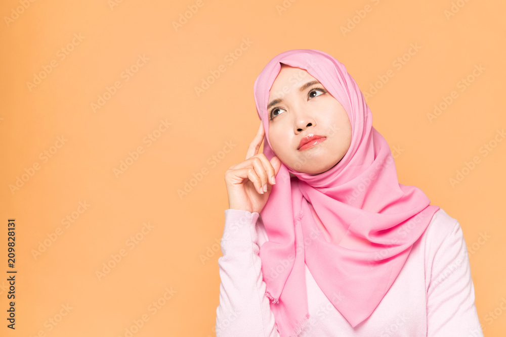 考えるイスラム女性 考えるイスラム女性
