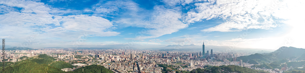 Fototapeta premium Skyline of taipei city in downtown Taipei, Taiwan.