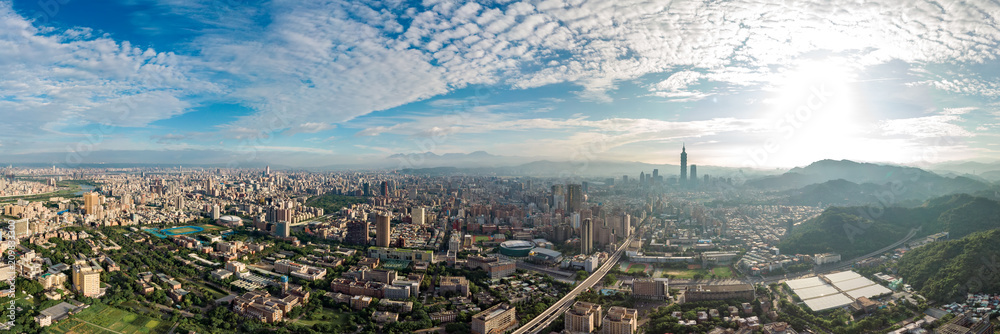 Obraz premium Skyline of taipei city in downtown Taipei, Taiwan.