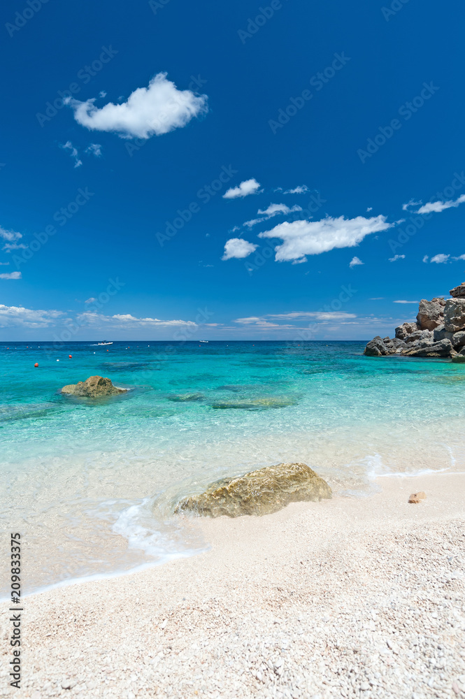 Herrlicher Strand mit kristallklarem Wasser auf Sardinien, Italien