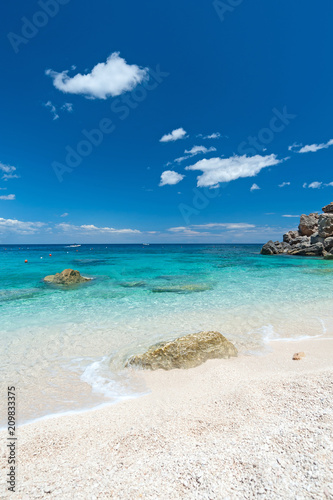 Fototapeta Naklejka Na Ścianę i Meble -  Herrlicher Strand mit kristallklarem Wasser auf Sardinien, Italien
