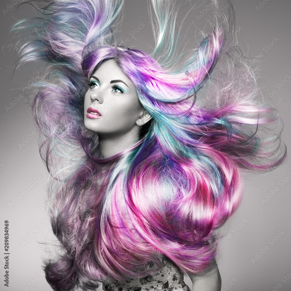 Fototapeta Uroda moda model dziewczyna z kolorowymi włosy farbowane. Dziewczyna z doskonałym makijażu i fryzurę. Model o doskonałym zdrowym, ufarbowanym włosiu. Rainbow Hairstyles