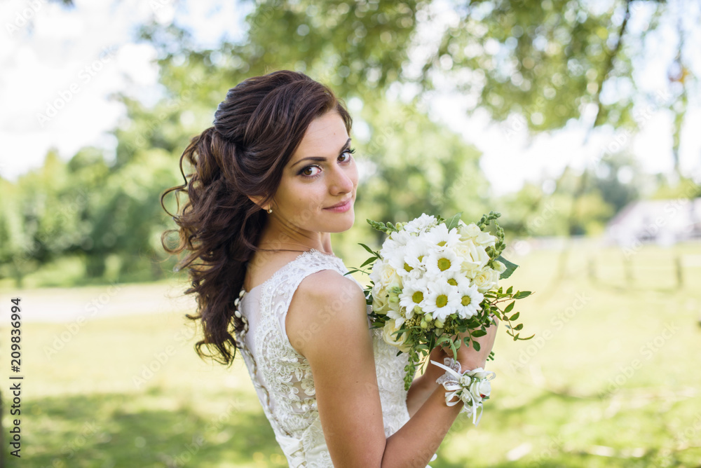 Beautiful bride posing in her wedding day Beautiful bride posing in her wedding day