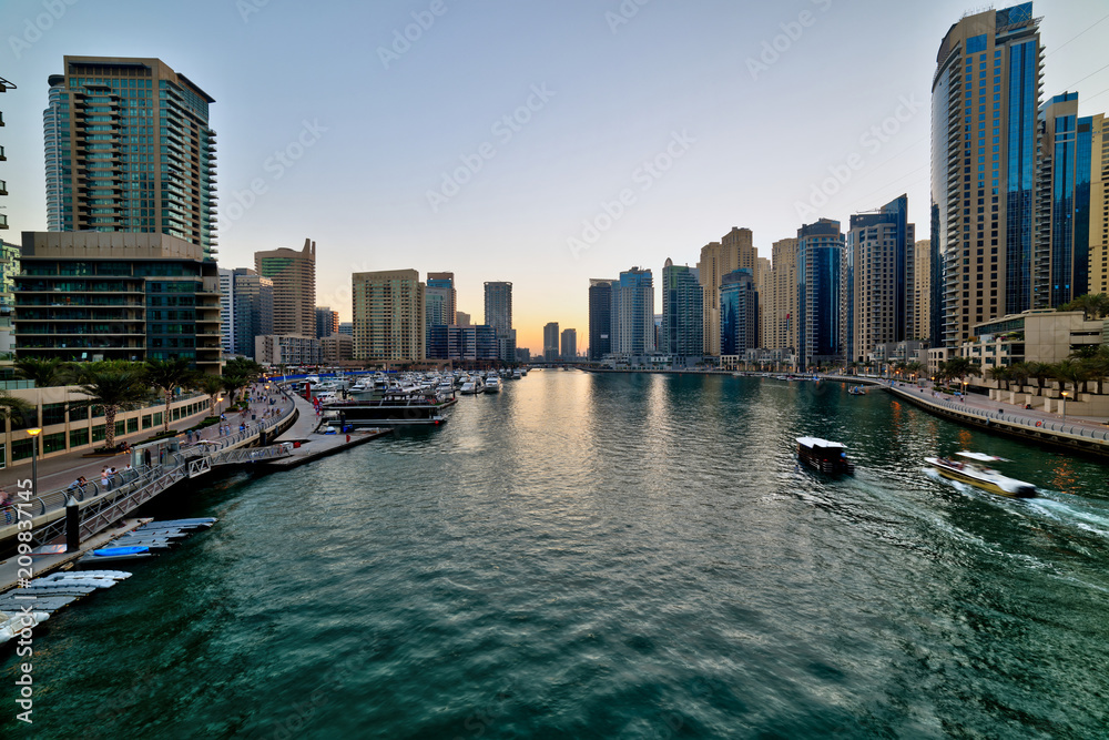 Obraz premium Dubai Marina na piękny zachód słońca, Zjednoczone Emiraty Arabskie