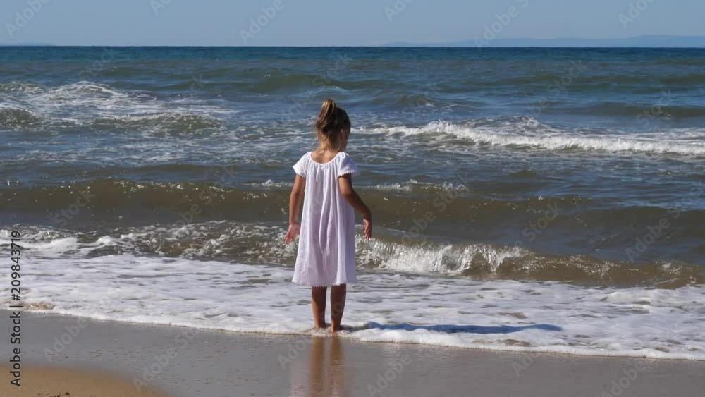 Kid girl play stay shallow sea waterline enjoy happy leisure with rushing waves on windy day in Greece Thassos
Видео: Kid girl play stay shallow sea waterline enjoy happy leisure with rushing waves on windy day in Greece Thassos
Видео: