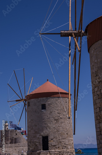 Zabytkowe nabrzeże Rodos - kamienne wiatraki