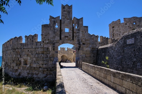 Zabytkowe nabrzeże Rodos - ruiny fortecy