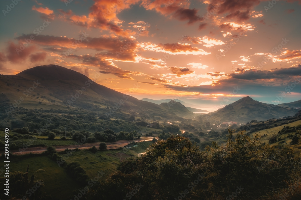 El valle de Muskiz iluminado por los ultimos rayos de sol al atardecer ...