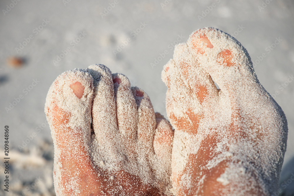 Obraz premium Sandy mens feet on the sandy beach