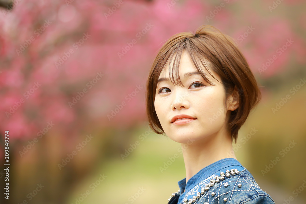 Naklejka premium 梅と女性