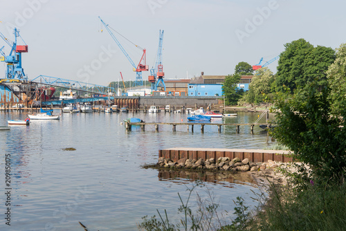 Steg an der Kieler Förde mit Werft im Hintergrund