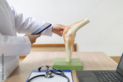 Orthopedic surgeons are looking at appointments for patients who require knee replacement surgery in a mobile phone. To plan for postoperative treatment and to allow patients to live normally.