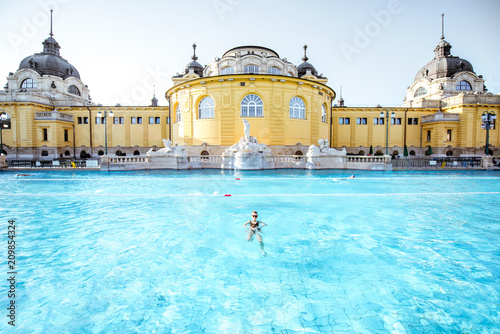 Bilde på lerret Woman relaxing at the famous Szechenyi thermal bathes in Budapest, Hungary