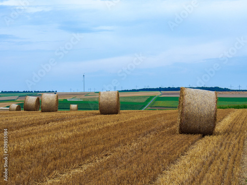 Strohballen auf einem Getreidefeld