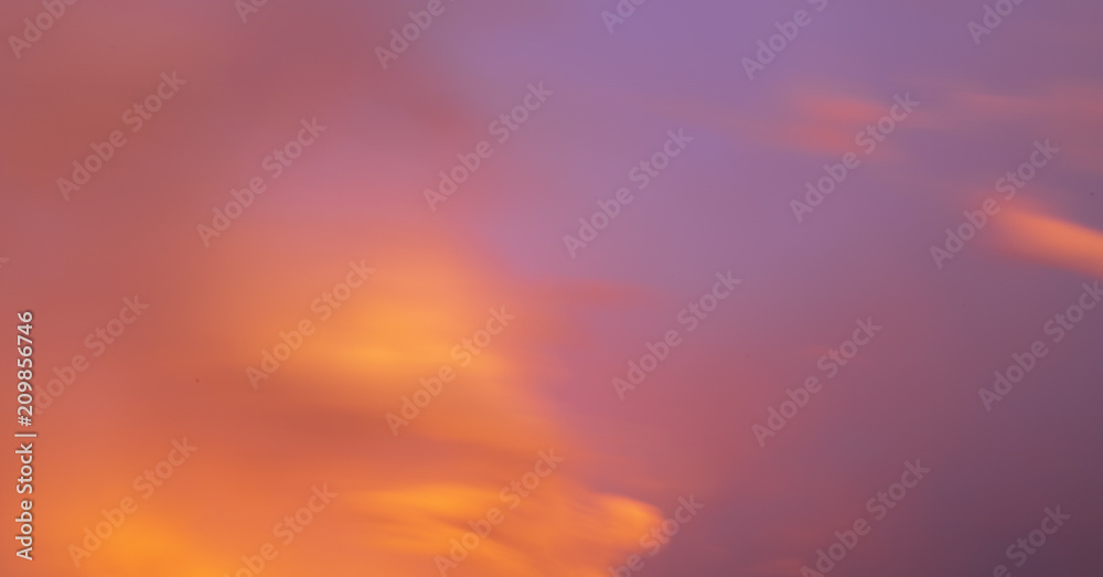 Obraz premium Clouds in the sky at sunset as background