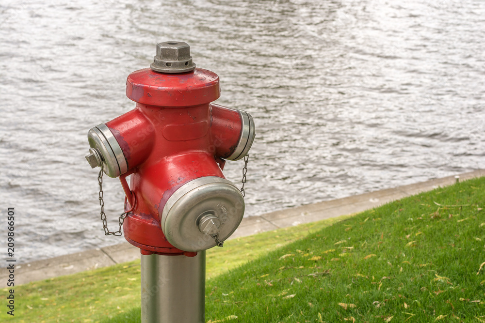 Hydrant mit Feuerlöschteich im Hintergrund Hydrant mit Feuerlöschteich im Hintergrund